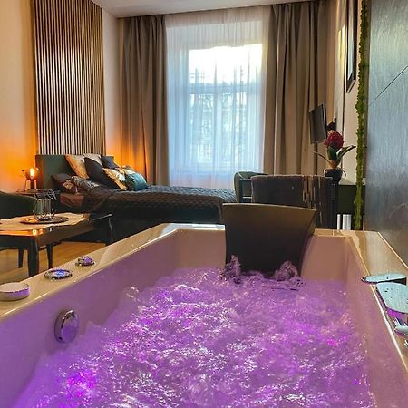 Apartament Czarny Z Jacuzzi Krakau Exterior foto