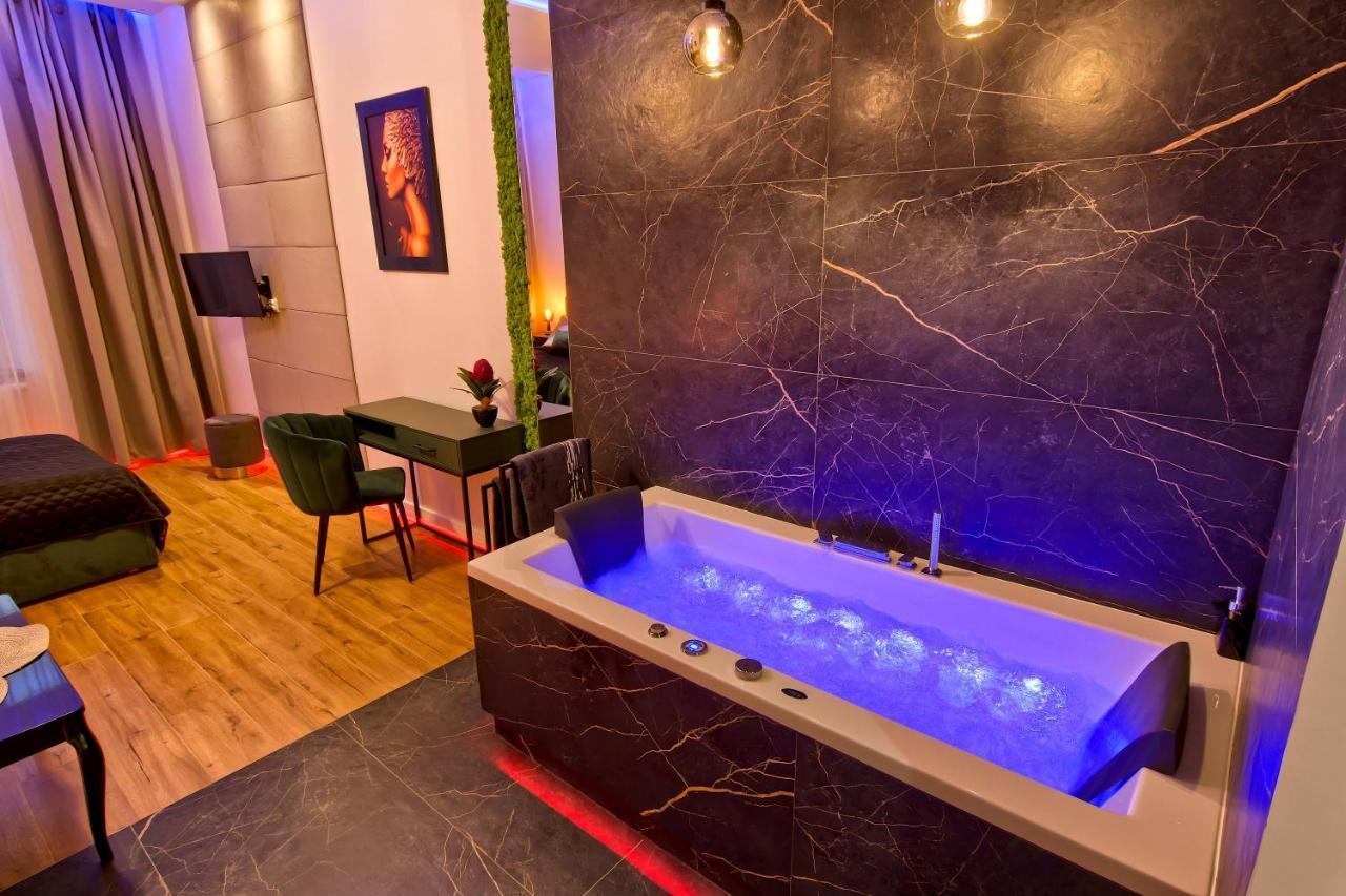 Apartament Czarny Z Jacuzzi Krakau Exterior foto