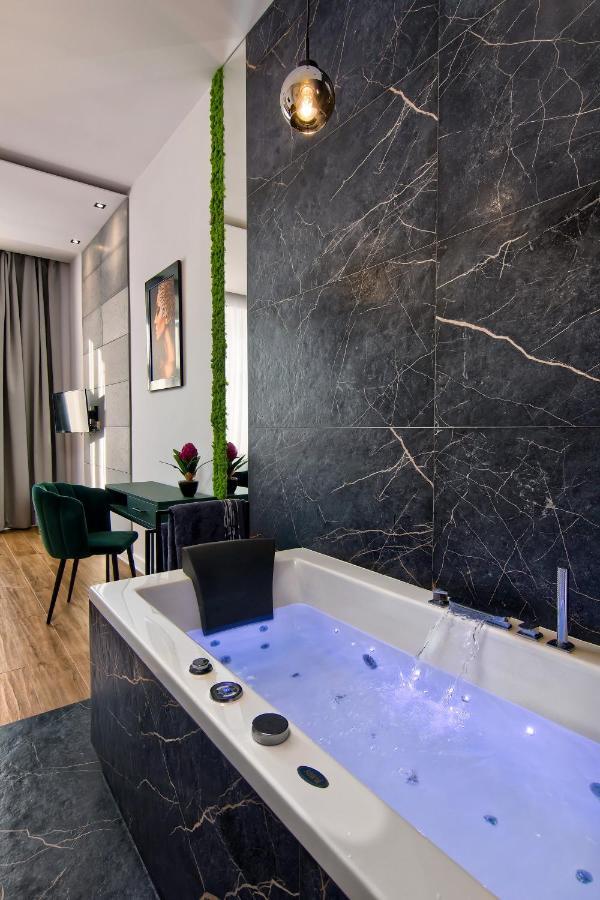 Apartament Czarny Z Jacuzzi Krakau Exterior foto