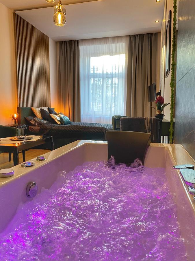 Apartament Czarny Z Jacuzzi Krakau Exterior foto