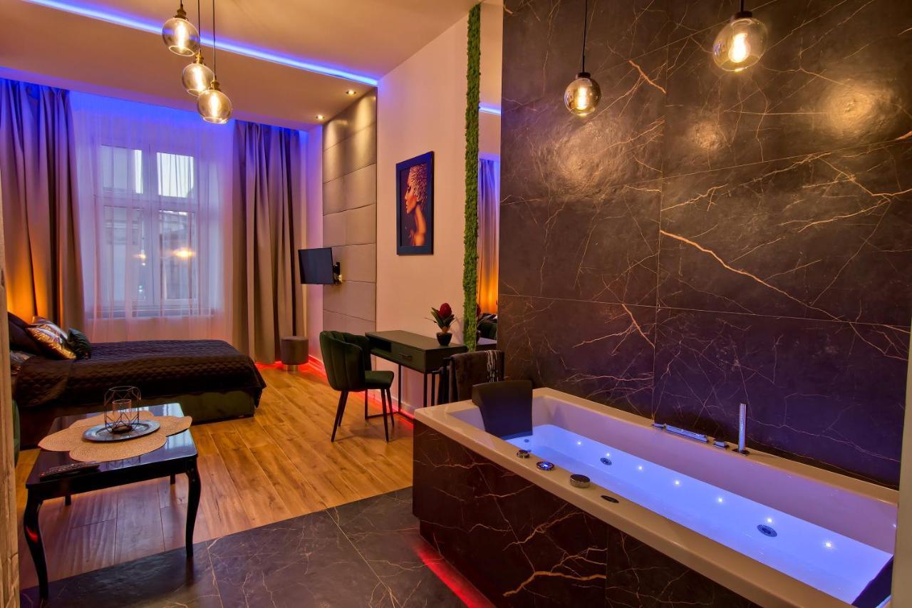 Apartament Czarny Z Jacuzzi Krakau Exterior foto