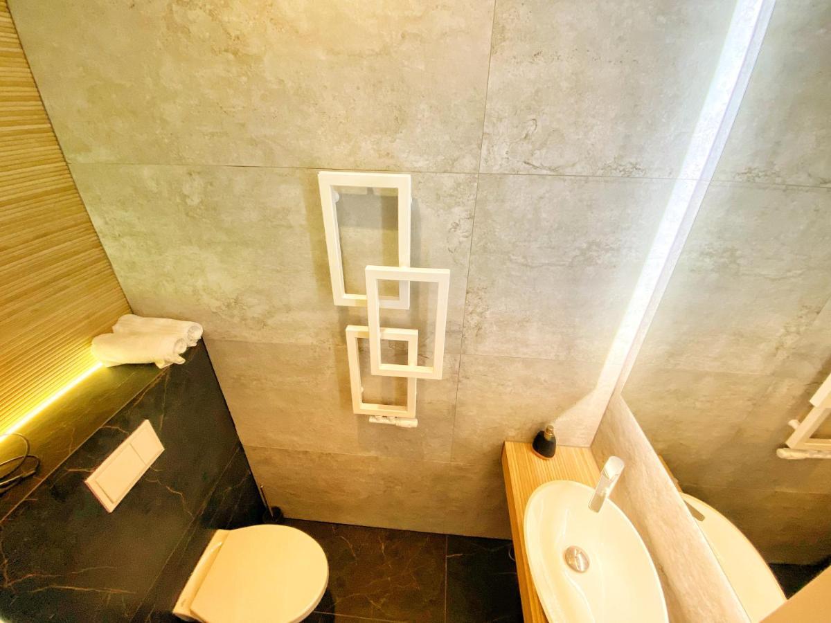 Apartament Czarny Z Jacuzzi Krakau Exterior foto